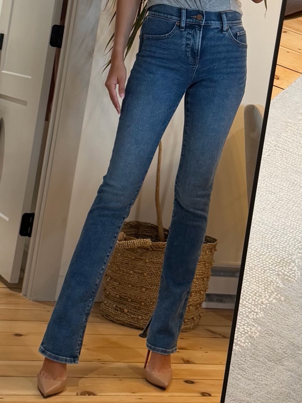 Express - Mid Rise Medium Wash Hyper Sculpt Skyscraper Jeans 0R